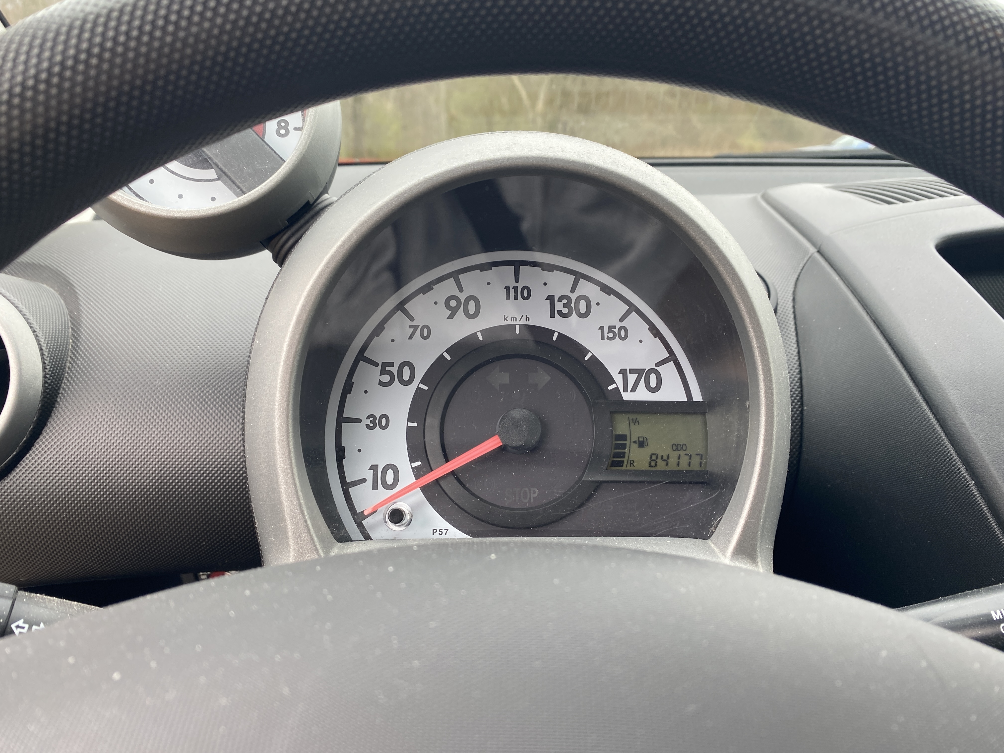 Grå Peugeot 107 fra 2014