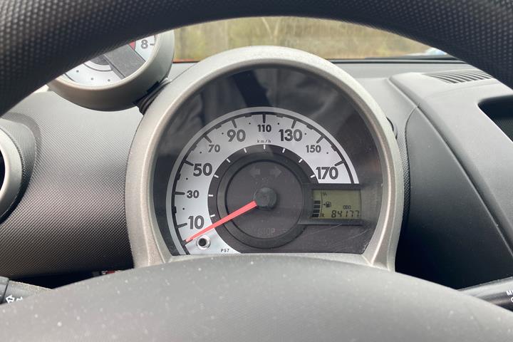 Grå Peugeot 107 fra 2014