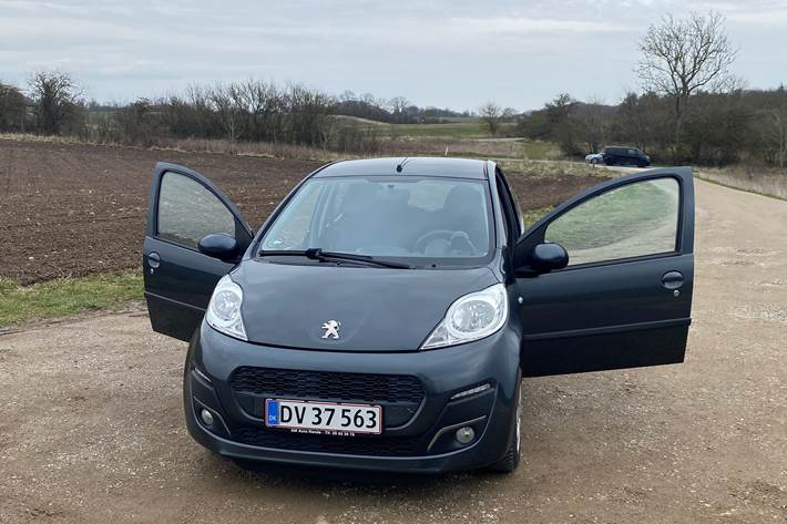 Grå Peugeot 107 fra 2014