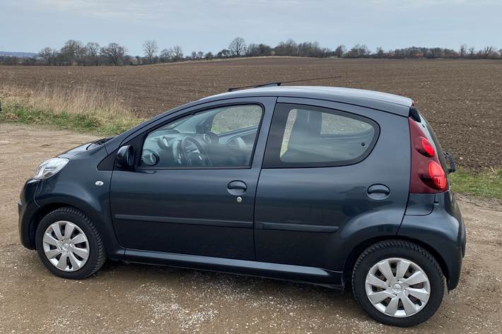 Grå Peugeot 107 fra 2014