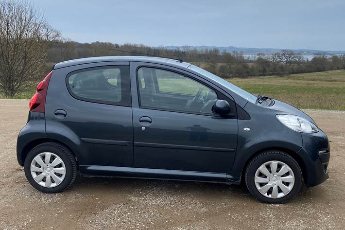 Grå Peugeot 107 fra 2014