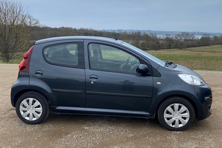 Grå Peugeot 107 fra 2014