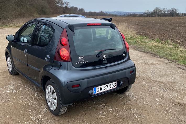 Grå Peugeot 107 fra 2014