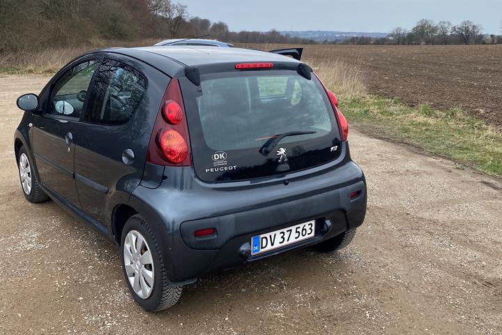 Grå Peugeot 107 fra 2014