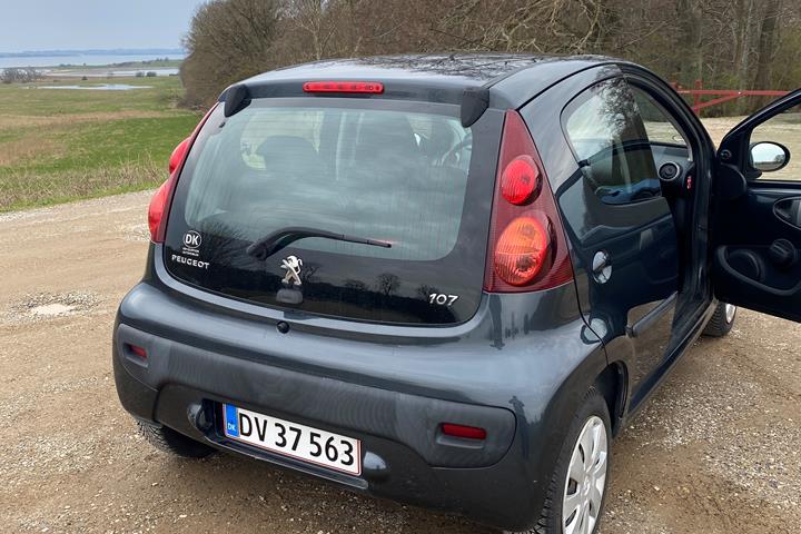 Grå Peugeot 107 fra 2014