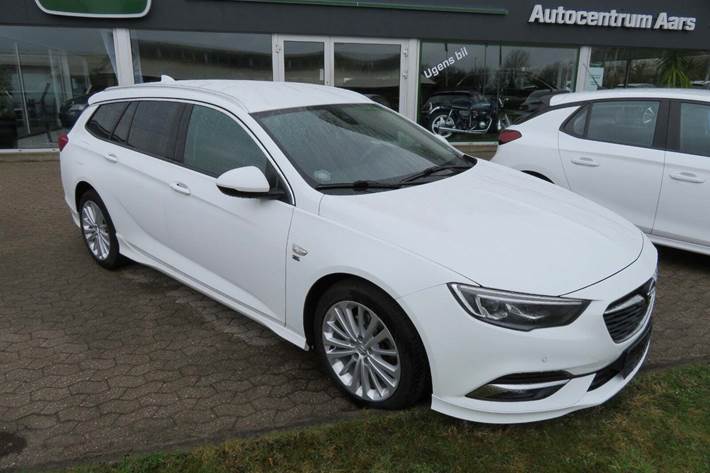 Hvid Opel Insignia fra 2018