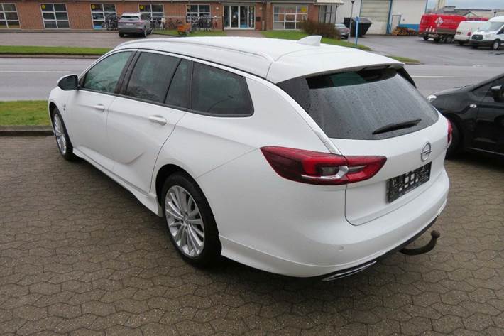 Hvid Opel Insignia fra 2018