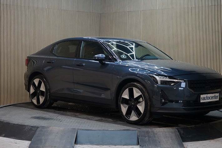 Blå Polestar 2 fra 2023 set udefra