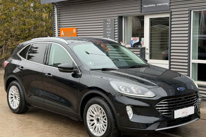 Sort Ford Kuga fra 2020 set udefra