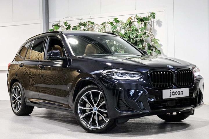 Sort BMW X3 fra 2023 set udefra