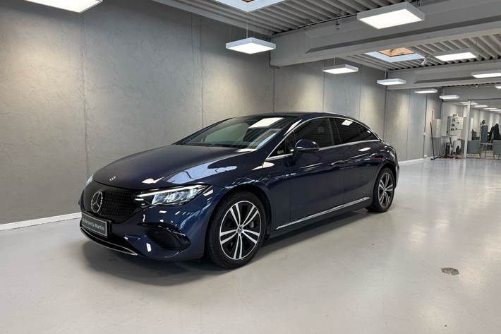 Blå Mercedes EQE 300 fra 2023