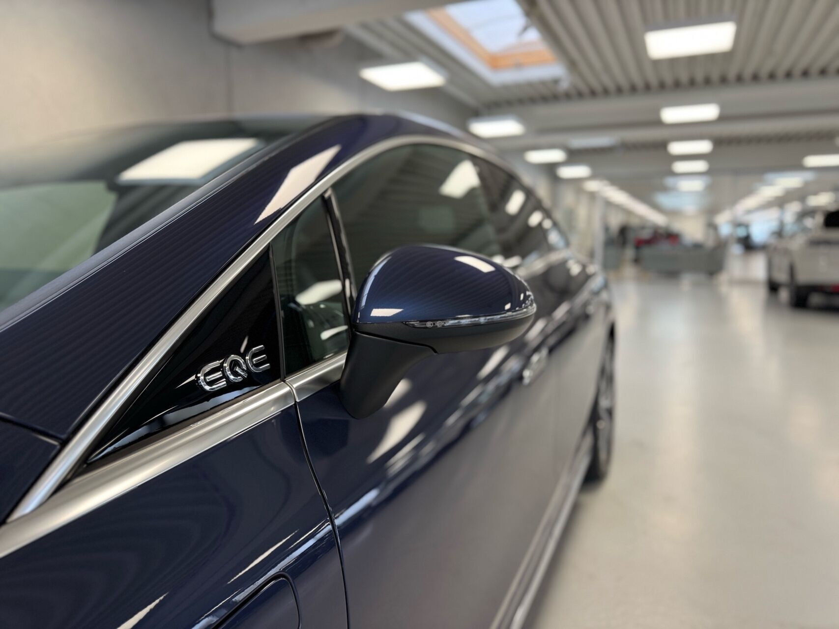 Blå Mercedes EQE 300 fra 2023