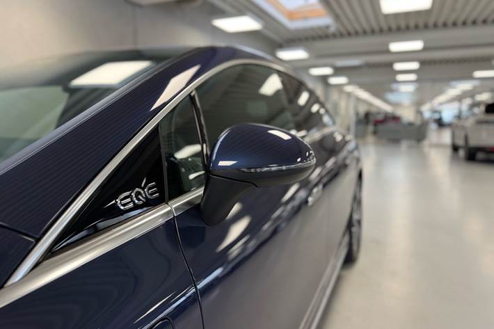 Blå Mercedes EQE 300 fra 2023