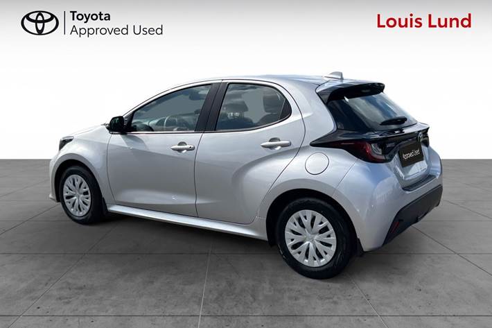Grå Toyota Yaris fra 2021