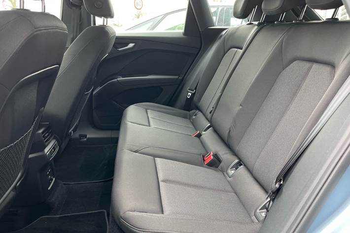 Grå Audi Q4 fra 2022