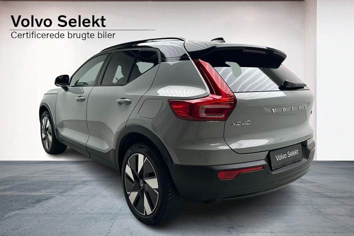 Grå Volvo XC40 fra 2024