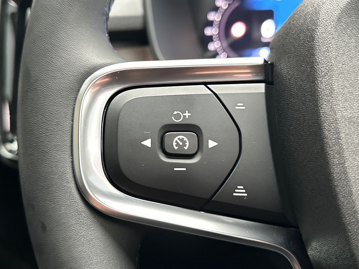 Grå Volvo XC40 fra 2024