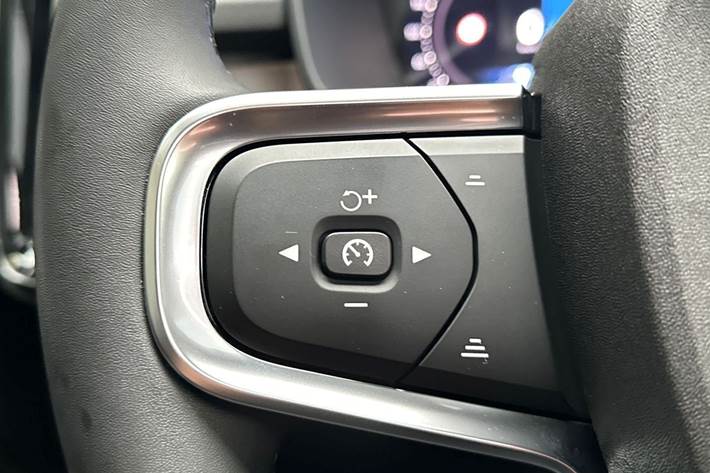 Grå Volvo XC40 fra 2024