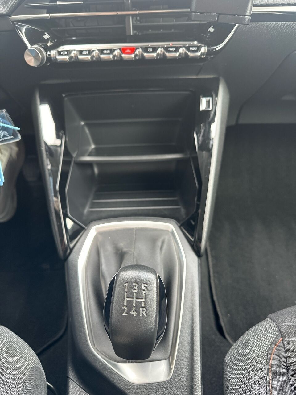 Gul Peugeot 208 fra 2022