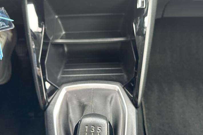 Gul Peugeot 208 fra 2022