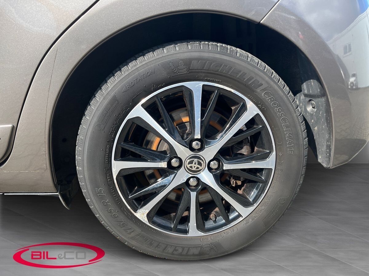 Bronze Toyota Yaris fra 2019