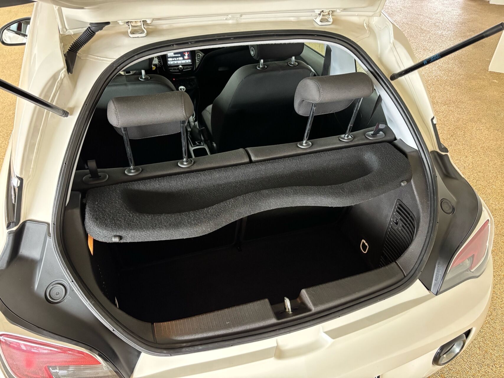 Hvid Opel Adam fra 2018
