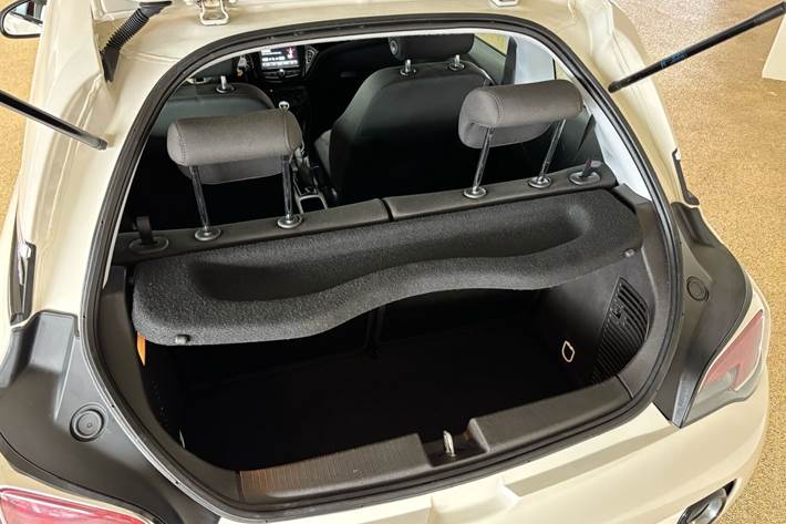 Hvid Opel Adam fra 2018