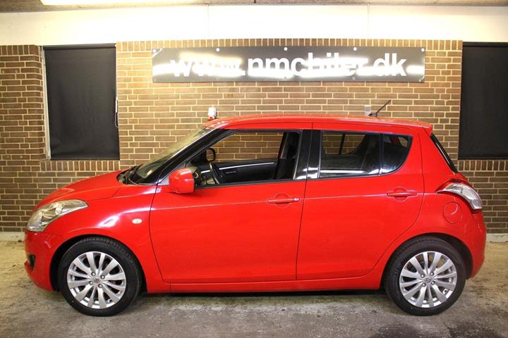 Rød Suzuki Swift fra 2012