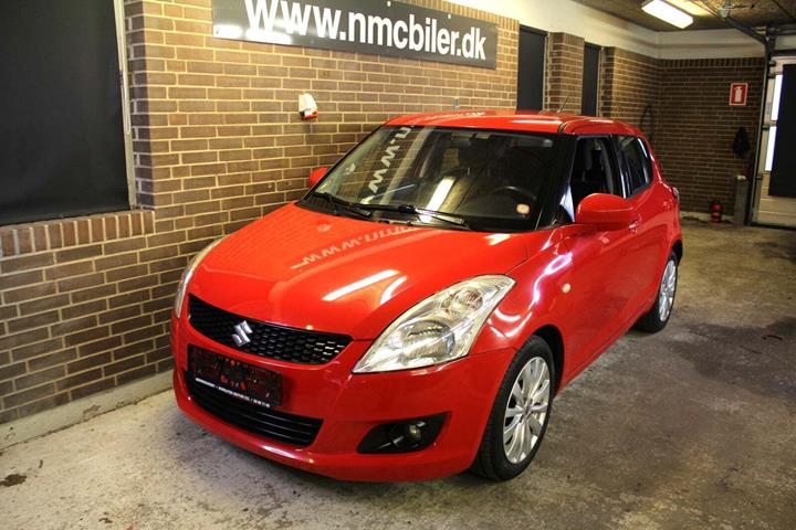 Rød Suzuki Swift fra 2012