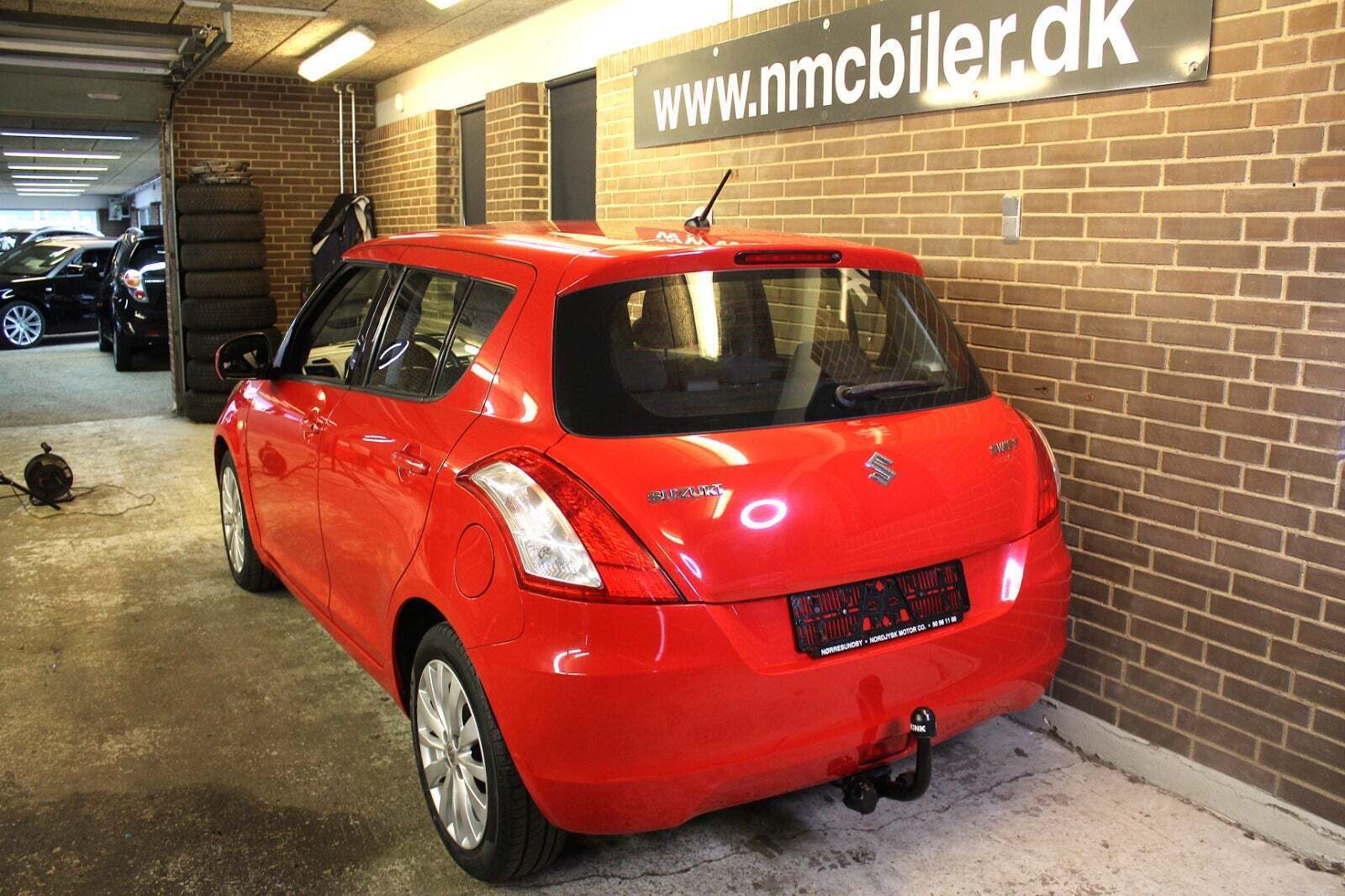 Rød Suzuki Swift fra 2012