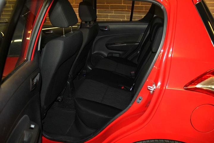 Rød Suzuki Swift fra 2012