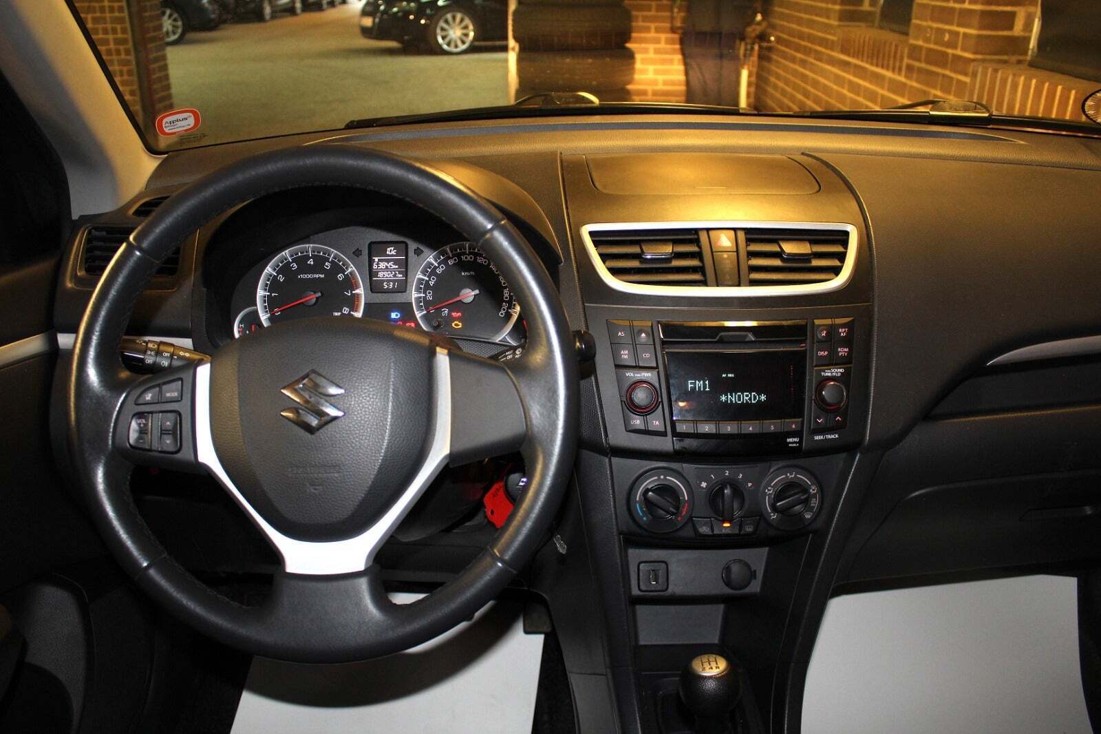 Rød Suzuki Swift fra 2012