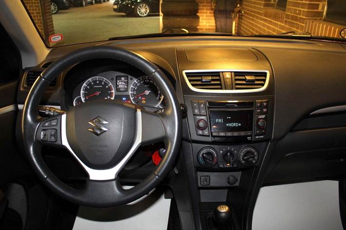 Rød Suzuki Swift fra 2012