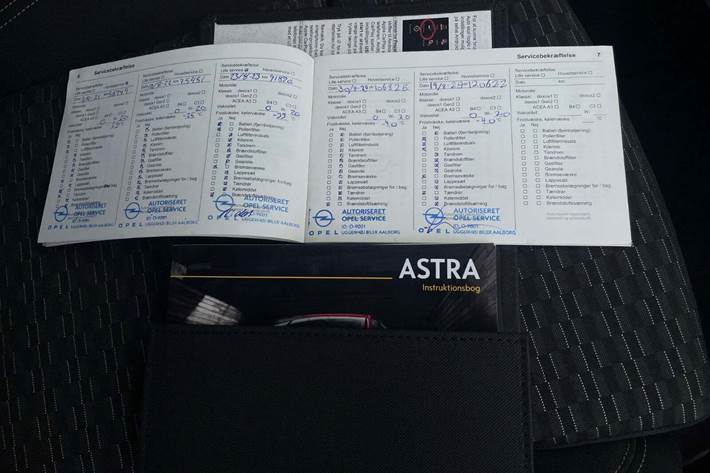 Sort Opel Astra fra 2019