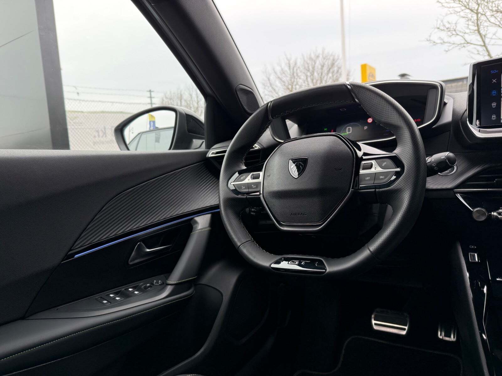 Hvid Peugeot e-2008 fra 2024