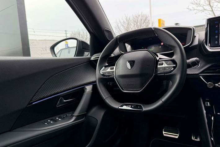 Hvid Peugeot e-2008 fra 2024