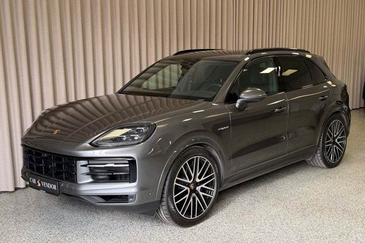Grå Porsche Cayenne fra 2025