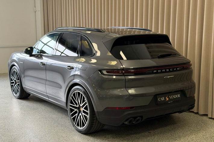 Grå Porsche Cayenne fra 2025