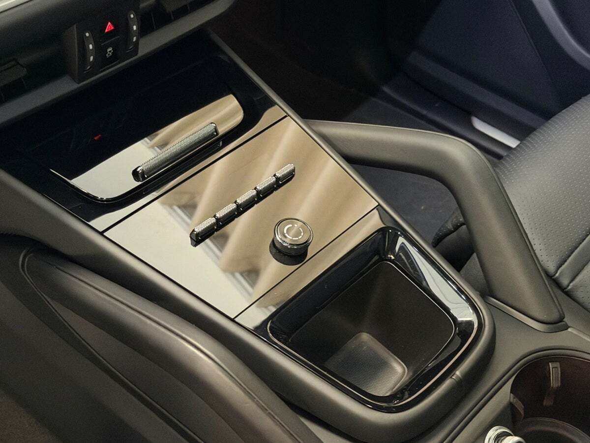 Grå Porsche Cayenne fra 2025