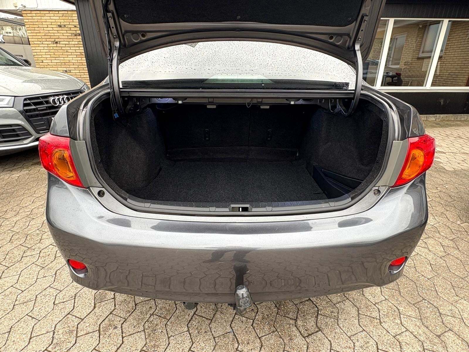 Grå Toyota Corolla fra 2007