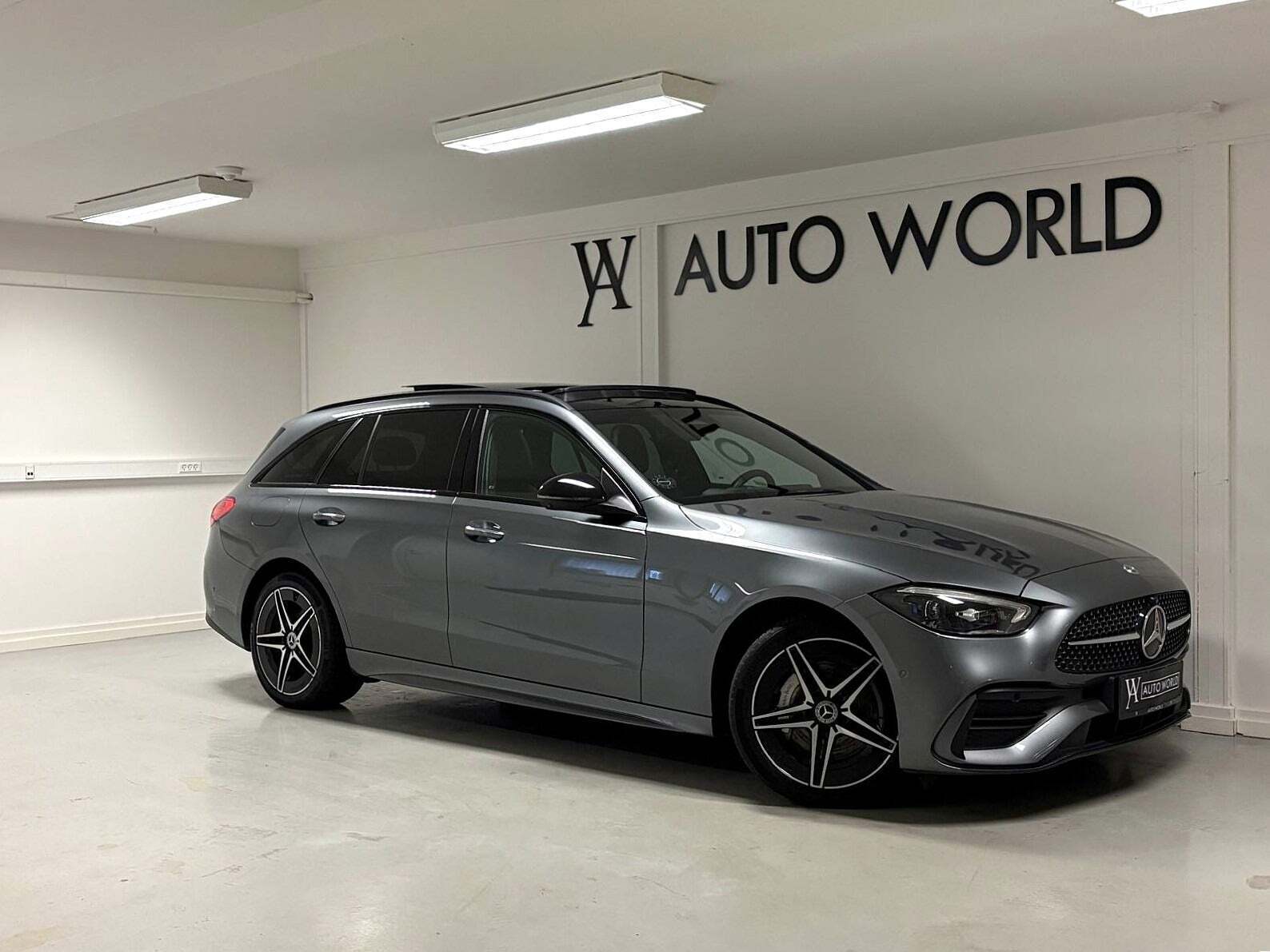 Grå Mercedes C300 e fra 2023