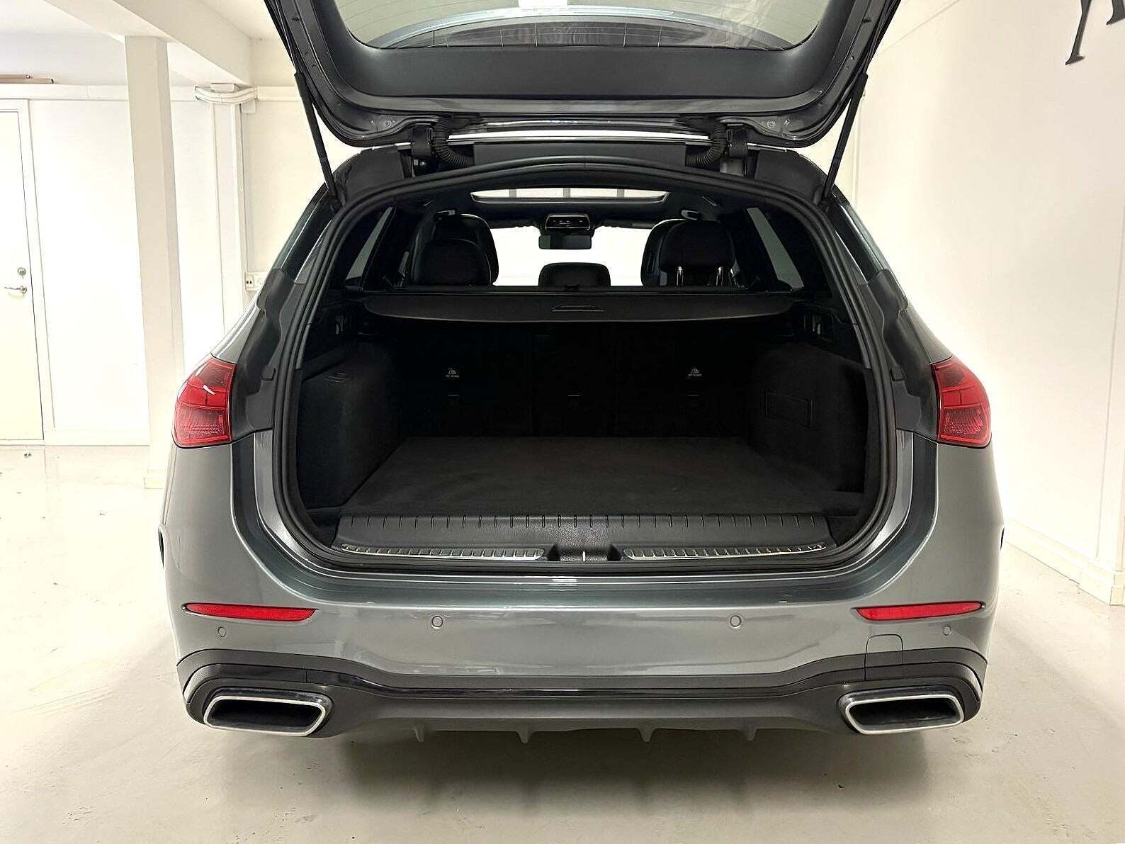 Grå Mercedes C300 e fra 2023