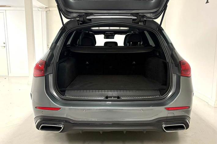 Grå Mercedes C300 e fra 2023