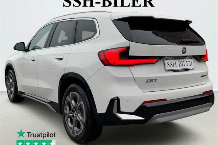 Hvid BMW iX1 fra 2025