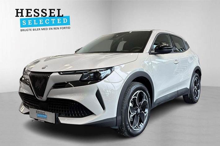 Beige Alfa Romeo Junior fra 2025 set udefra