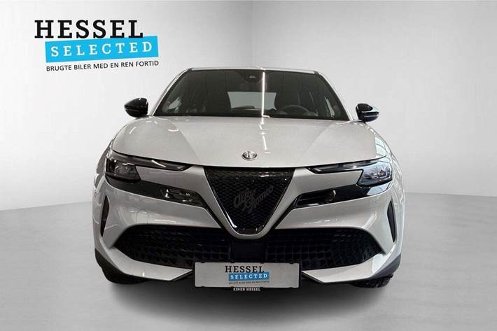 Beige Alfa Romeo Junior fra 2025