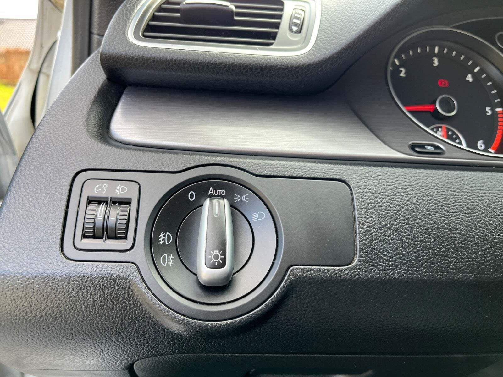 Sølv VW Passat fra 2012