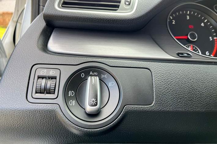 Sølv VW Passat fra 2012