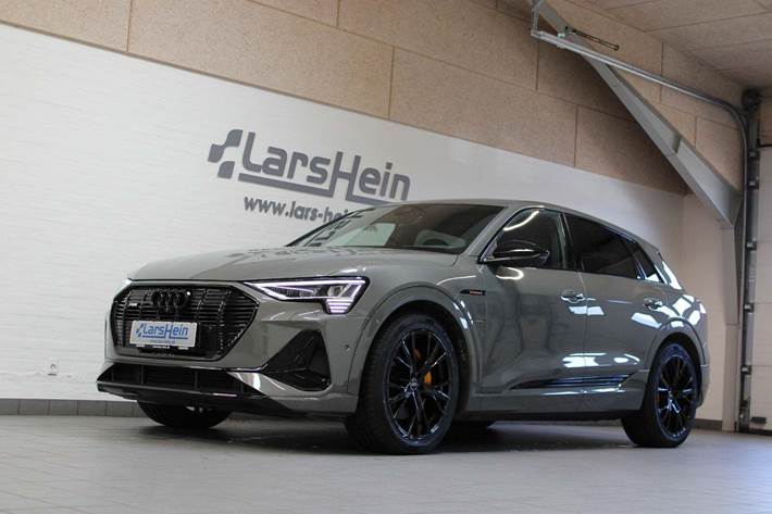 Grå Audi e-tron fra 2023 set udefra