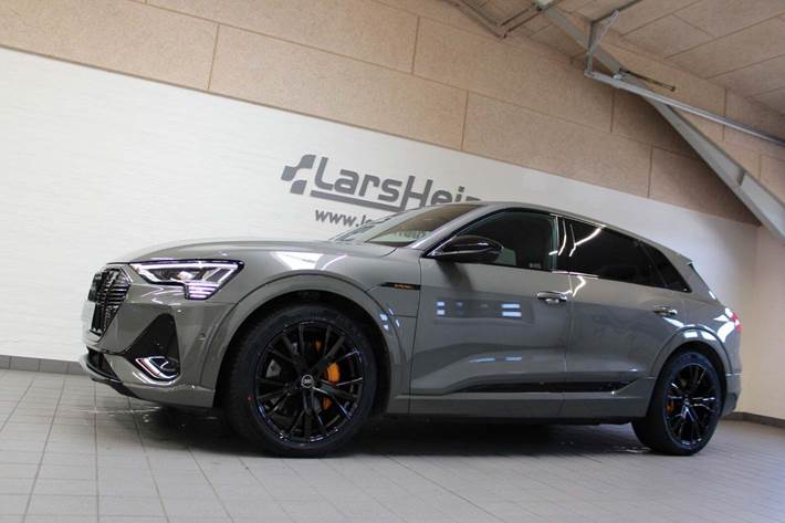 Grå Audi e-tron fra 2023